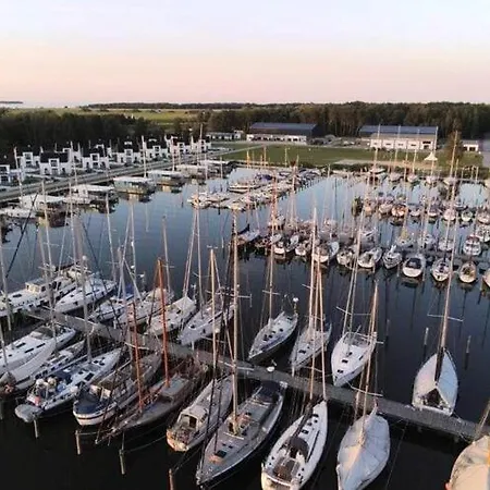 Am Yachthafen In *